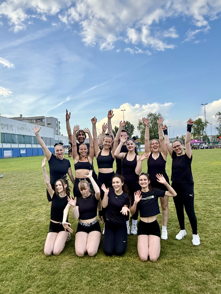 Cheerleading Kurs mit Gold Poms am Footballfeld