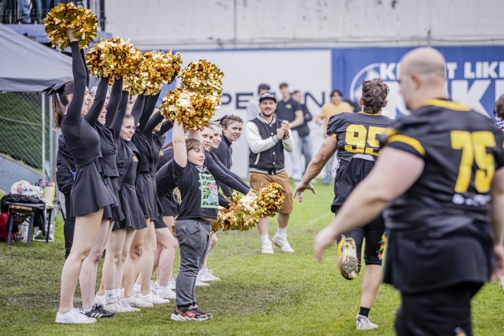 Einlauf mit Gold Poms am Footballfeld