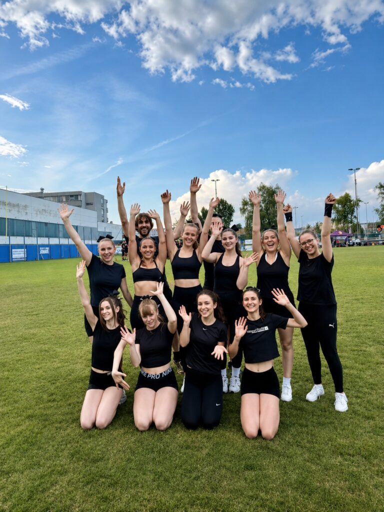 Cheerleading Kurs mit Gold Poms am Footballfeld